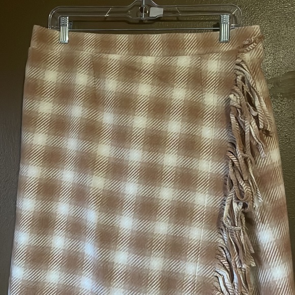 Time and Tru Plaid Fleece Fringe Wrap Style Skirt / Tan and white / Size Medium - Picture 3 of 5